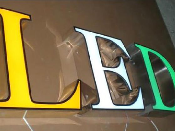 台前介绍LED招牌的基础知识。